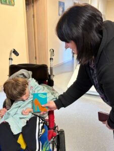 «Подарок сердцем: мастер-класс по изготовлению открытки для мамы»