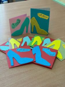 «Подарок сердцем: мастер-класс по изготовлению открытки для мамы»