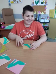 «Подарок сердцем: мастер-класс по изготовлению открытки для мамы»