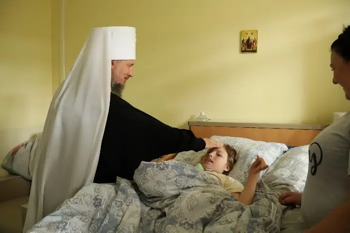Митрополит Вениамин общается с родителями и персоналом Центра